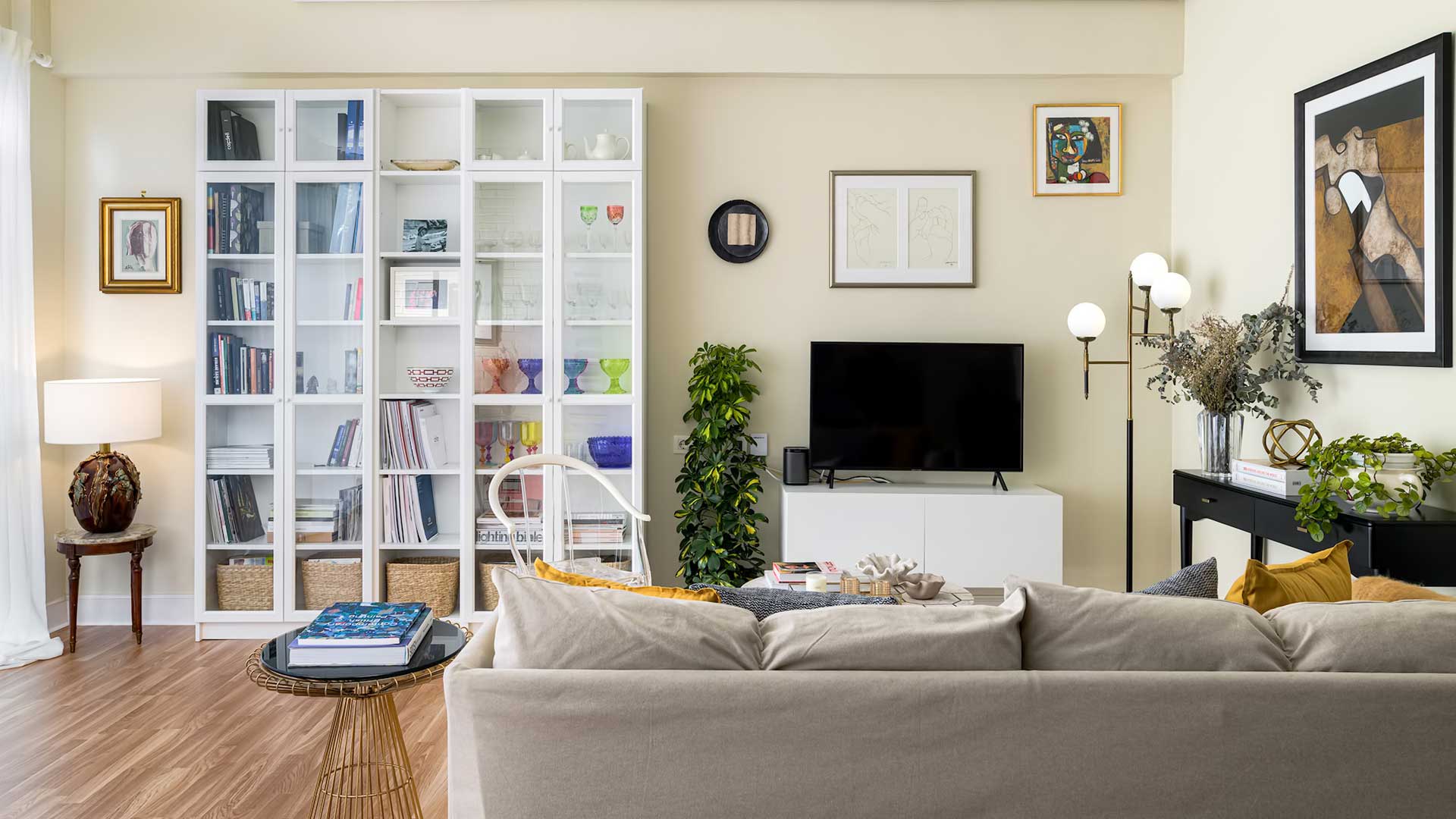 Destaca la librería con puertas de vitrina y el mueble de TV, de Ikea. MUY SUAVE